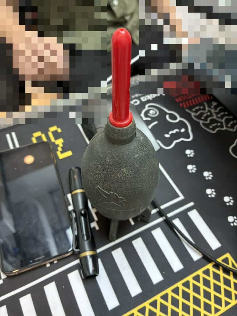 到優酷3C 門市檢測相機時，估價桌上的吹球與鏡頭筆