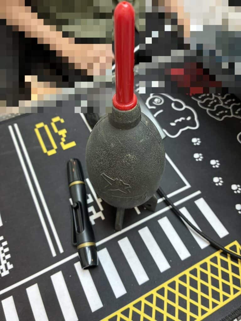 優酷3C 門市櫃台上的相機吹球與鏡頭筆