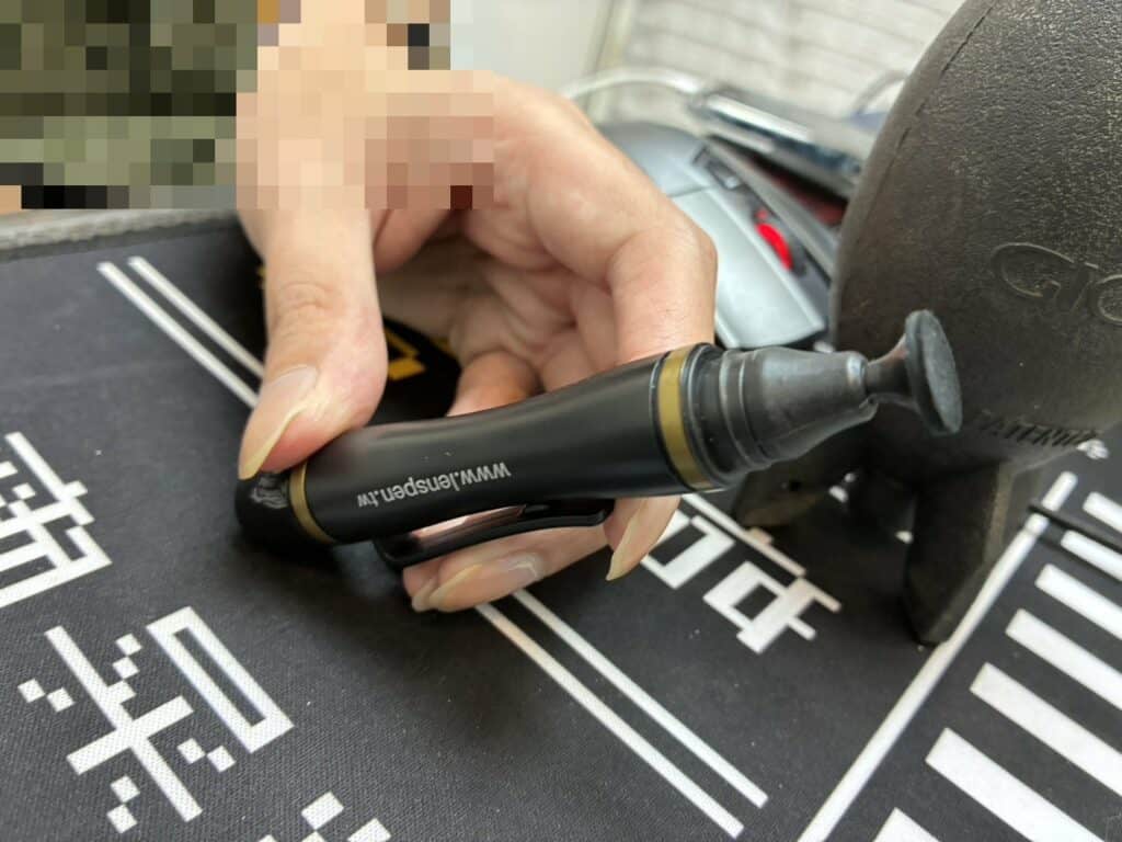 優酷3C 門市估價桌上的鏡頭筆與吹球